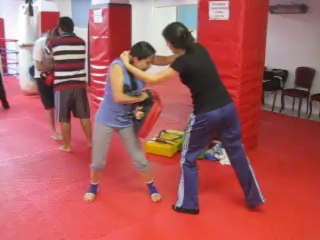 KİCKBOKS ÖZEL DERS GRUP DERSLERİ VERİLİR