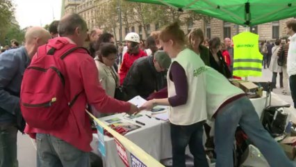 300 personnes manifestent à Paris à l'appel de Greenpeace