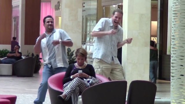 Danser derrière les gens sans prévenir!! Trop Drole!!