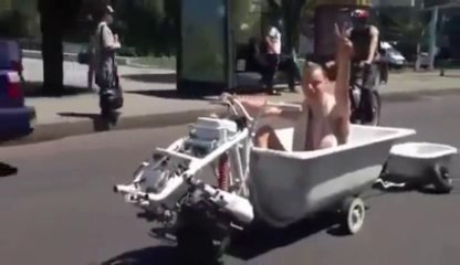 Download Video: Prendre son bain en moto?? Rouler en Baignoire?? LOL