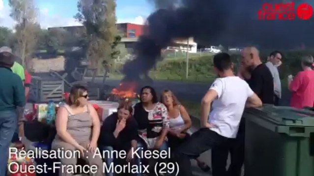 A Lampaul-Guimiliau, des salariés - Blocage chez Gad à Lampaul-Guimiliau