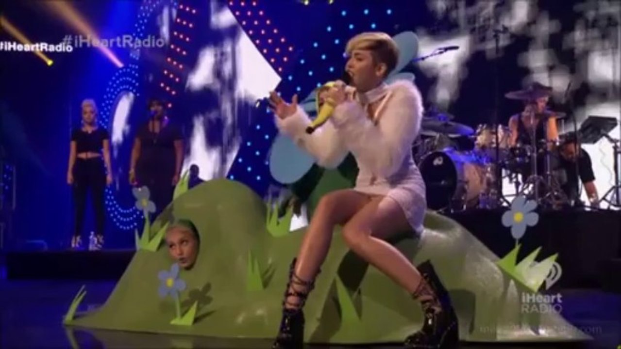 Miley Cyrus - Live @ iHeartRadio Music Festival (2013) download HD
