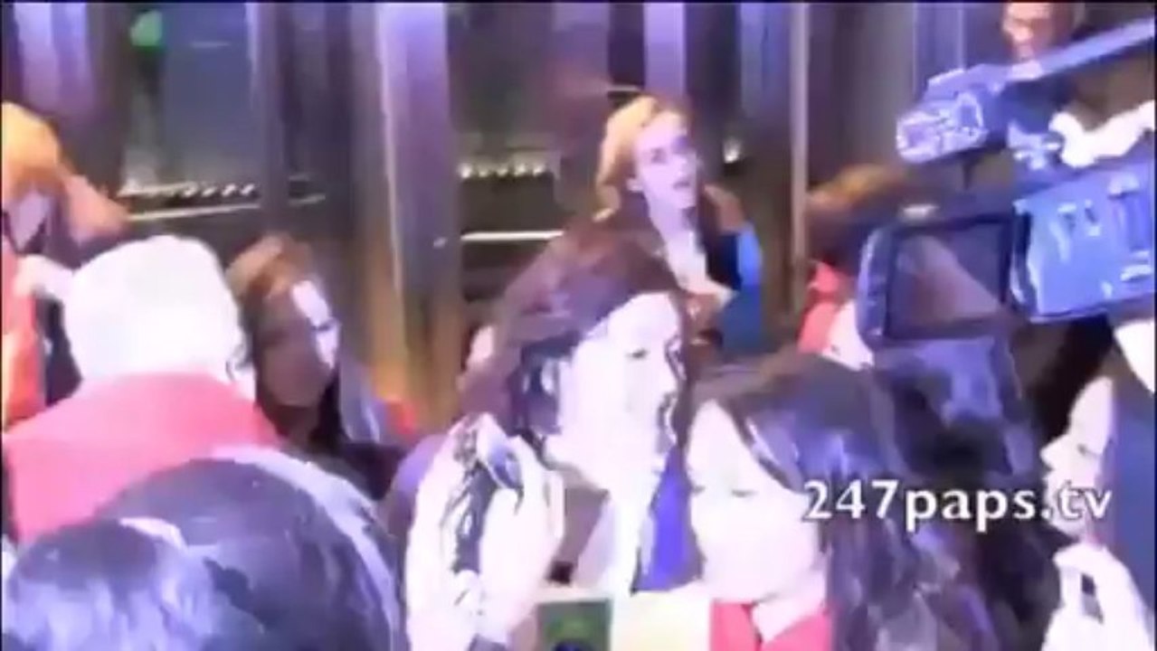 Miley Cyrus Se Toma Fotos, Firma Autógrafos Con Sus Fans de Nueva York