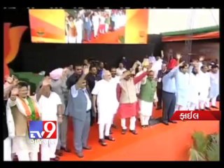 Tải video: Narendra Modi leads,BJP follows :Shiv Sena on 'toilet before temple' remark - Tv9 Gujarat