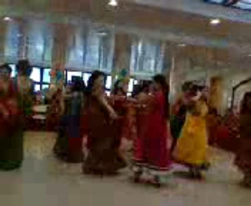 NRNA Teez Programme 2013 Portugal  १३ नेपाली नारीहरु तीजमा नाच्द 011
