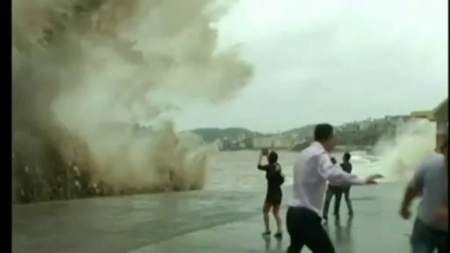 Les vagues géantes annoncent l'arrivée du typhon Fitow, en Chine