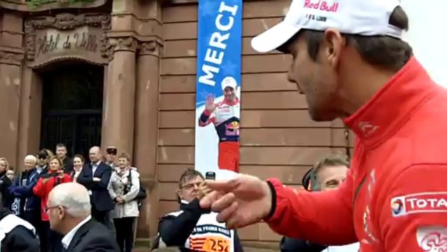 Sébastien Loeb en direct sur France Bleu Alsace devant l'hôtel de ville de Haguenau
