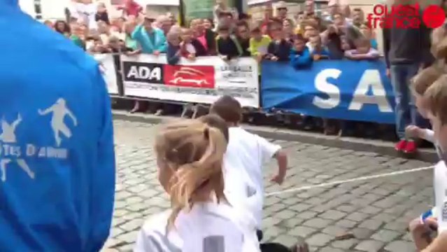 Mehdi Baala donne le départ aux enfants - Les foulées briochines