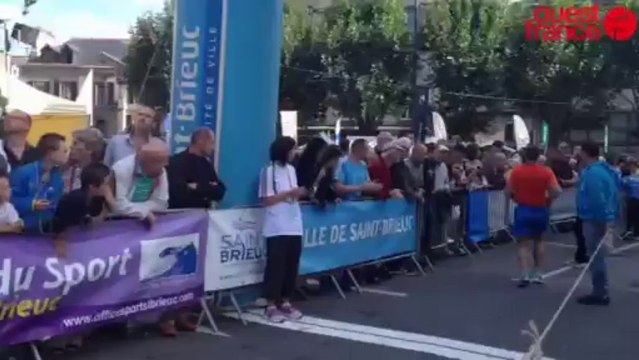 Foule d'encouragement pour les coureurs - Foulées briochines