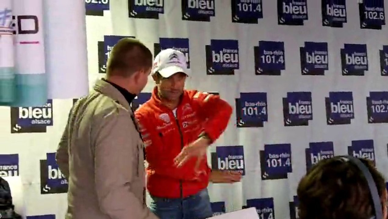 Loeb fait la roue sur le stand de France Bleu Alsace au Zénith de Strasbourg