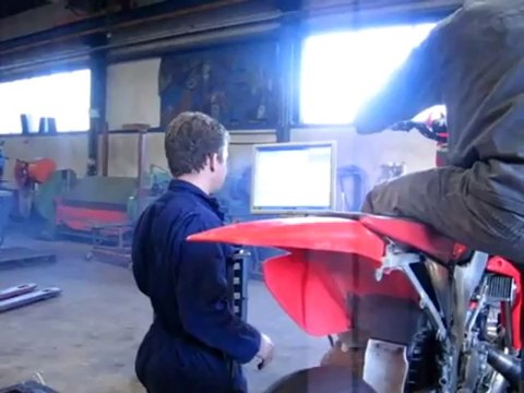 Honda CR 125 op testbank uitlaat test