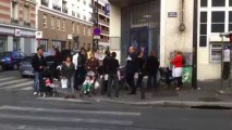 Didier Paillard, maire de Saint-Denis, rencontre les habitants devant la Poste de la Plaine