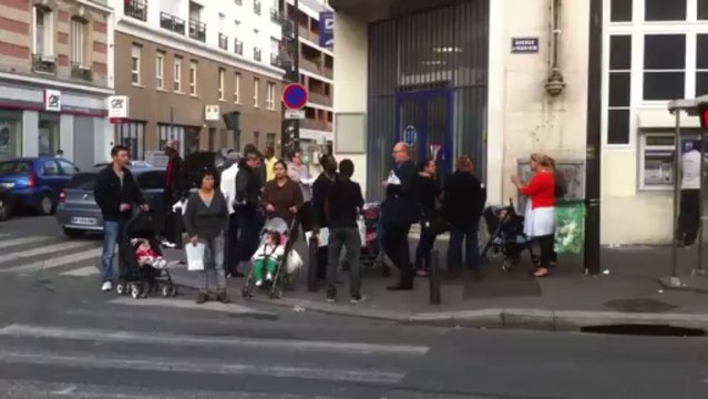 Didier Paillard, maire de Saint-Denis, rencontre les habitants devant la Poste de la Plaine
