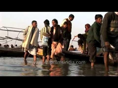 Devotees get off the boats at Prayaga - Ardh Kumbh Mela 2007