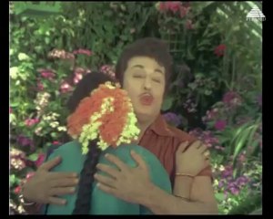 Unathu Vizhiyil - NAAN YEN PIRANTHAEN (1972)