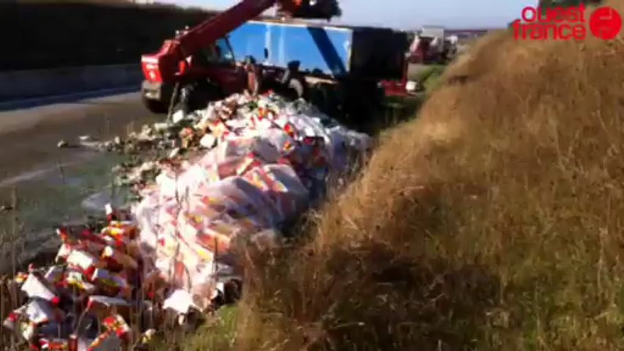Accident sur l'A28 - Le camion perd son chargement