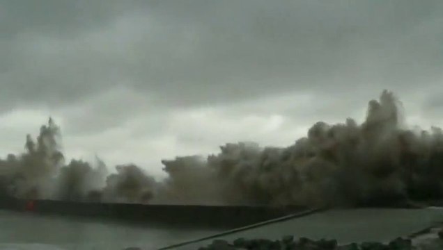 Impressive Typhoon-fueled Waves Slaming China!! YUHUAN County