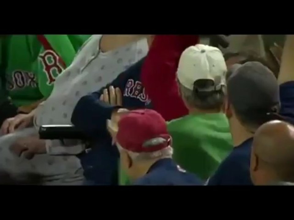 Baseball : un supporter prend une balle dans les dents