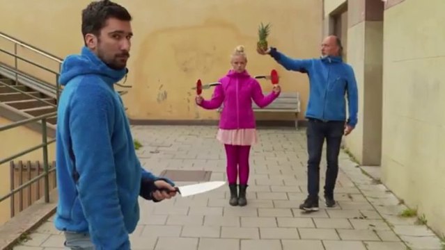 Lancer des couteaux avec une raquette de Ping Pong!! FOU!!