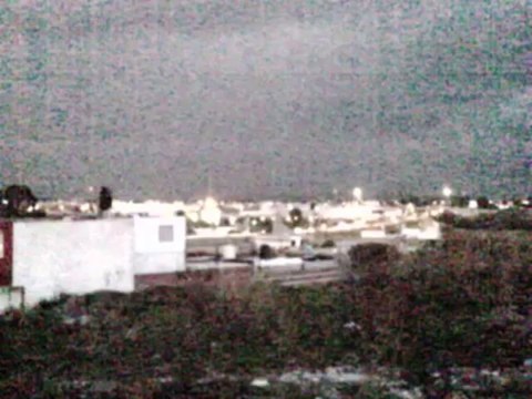 cuadricoptero grava video y toma fotos, video al oscurecer