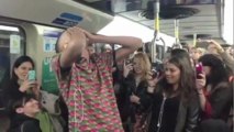 Stromae fait semblant d'être ivre dans le métro de Montréal