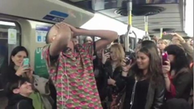 Stromae fait semblant d'être ivre dans le métro de Montréal