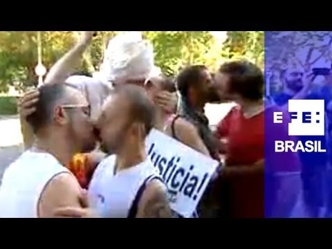 Gays protestam com um beijaço contra a homofobia na Rússia