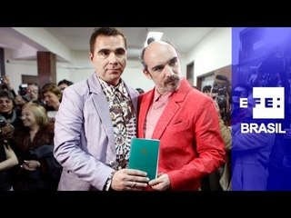 Emoção e ativismo marcam primeiro casamento gay público no Uruguai