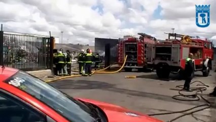 Un herido leve en el incendio de una planta de reciclaje en Madrid