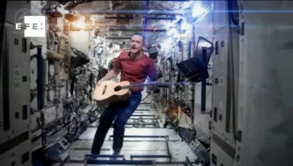 El astronauta Chris Hadfield se despide del espacio con Space Oddity