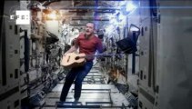 El astronauta Chris Hadfield se despide del espacio con Space Oddity