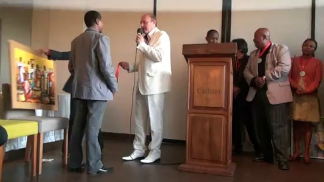 Médaille d'Argent des Arts et de la Culture Artistes Malgaches 2013 et Médaille d'argent du Tourisme à Mariette et M Van Rens Directeur Général Hotel Carlton