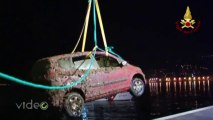 Bacino di San Giusto, Vigili del fuoco recuperano auto in mare con all’interno un corpo