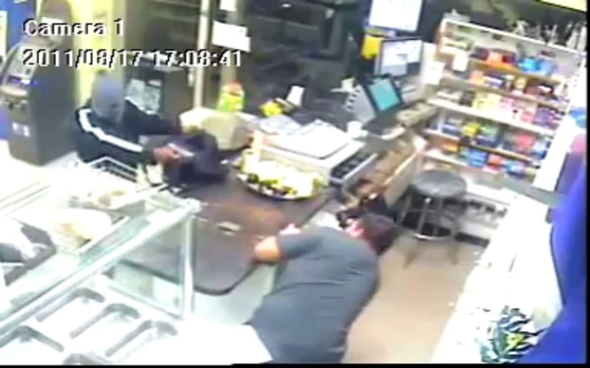 Robber bodega employee fights