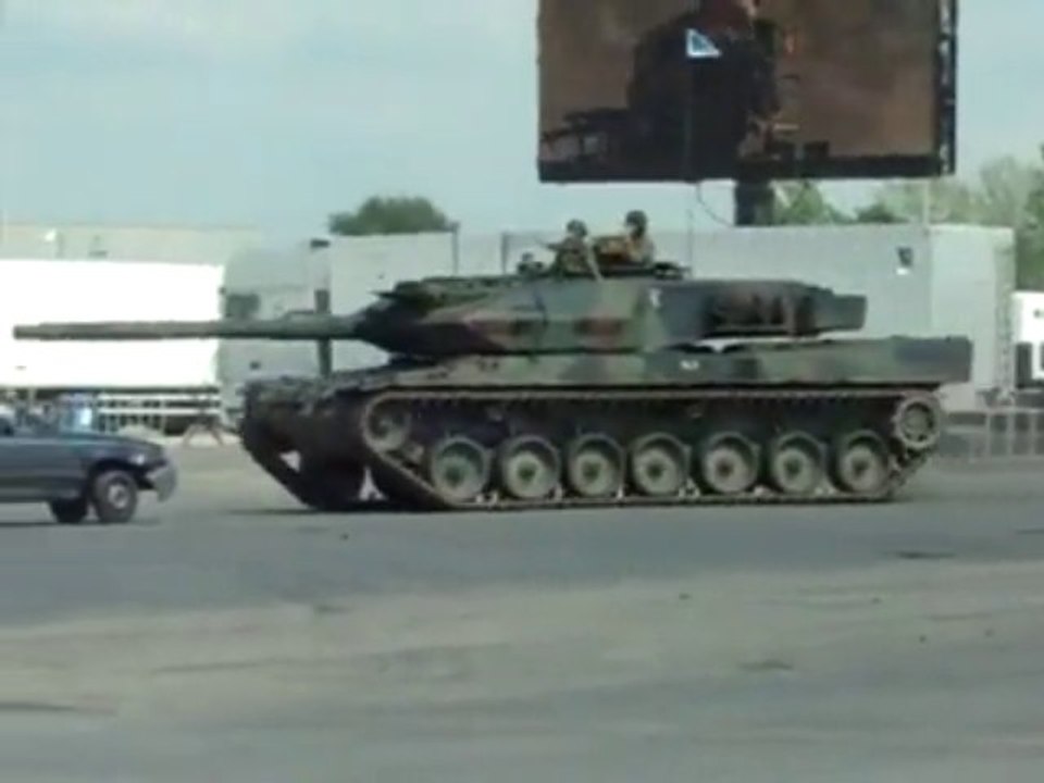 Chars contre voitures.