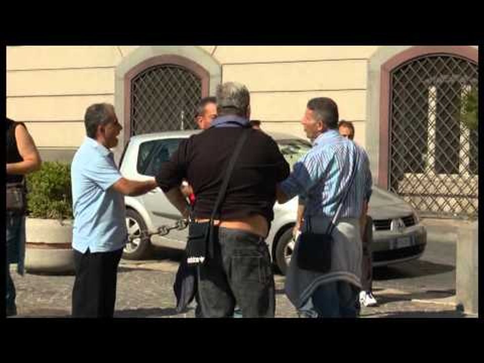 Napoli - Rifiuti, protestano lavoratori Cub senza stipendio -2- (07.10.13)