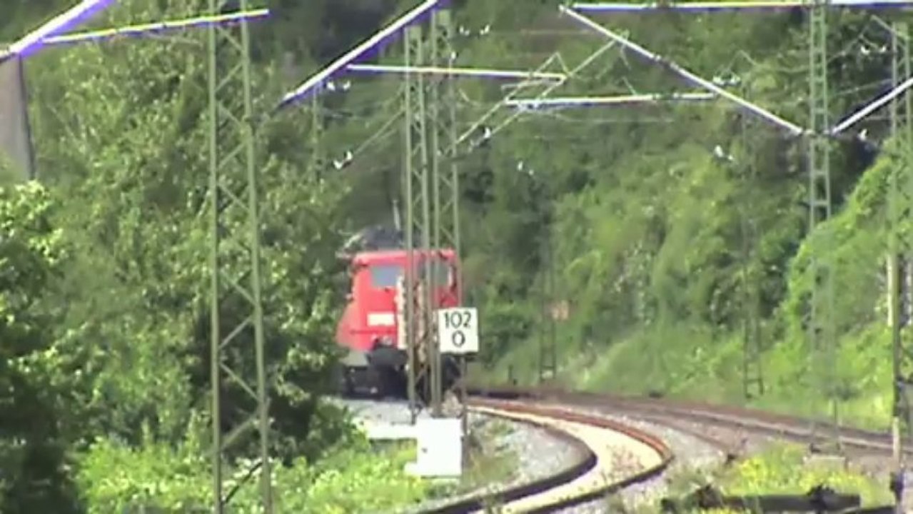 Züge bei Kestert am Rhein, BEG V221, 151, 2x 152, 185, 145, 2x 101, 2x 143, 2x 428