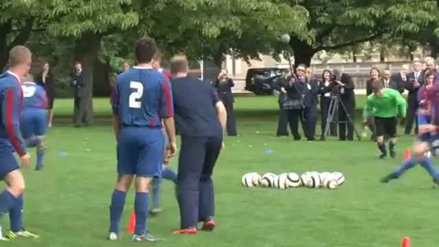 Match inédit au palais de Buckingham, le prince William joue