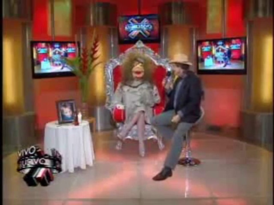 SuperXclusivo - Conocida personalidad de la política se toma fotos desnudo Parte 1