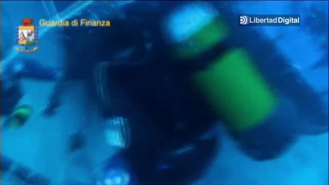Varios buzos de la Guardia di Finanza buscan más víctimas en Lampedusa