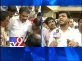 MLA Malladi Vishnu turned back by Samaikhyavadi lawyers