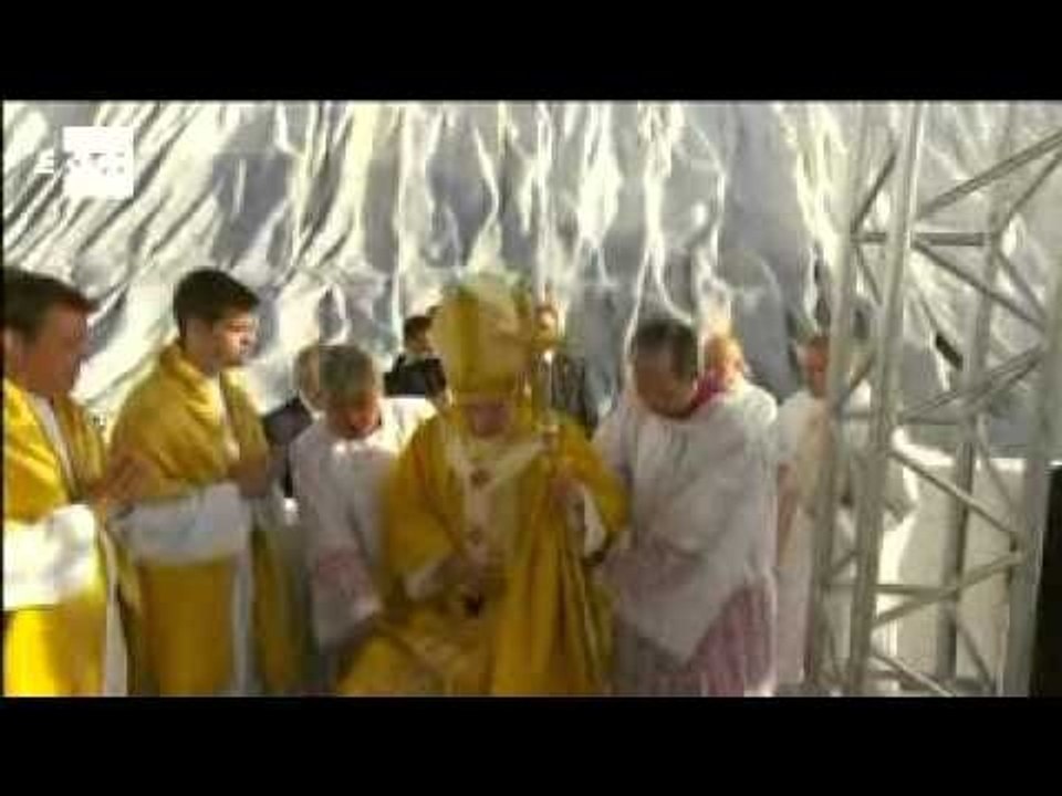 Pope Benedict resigns