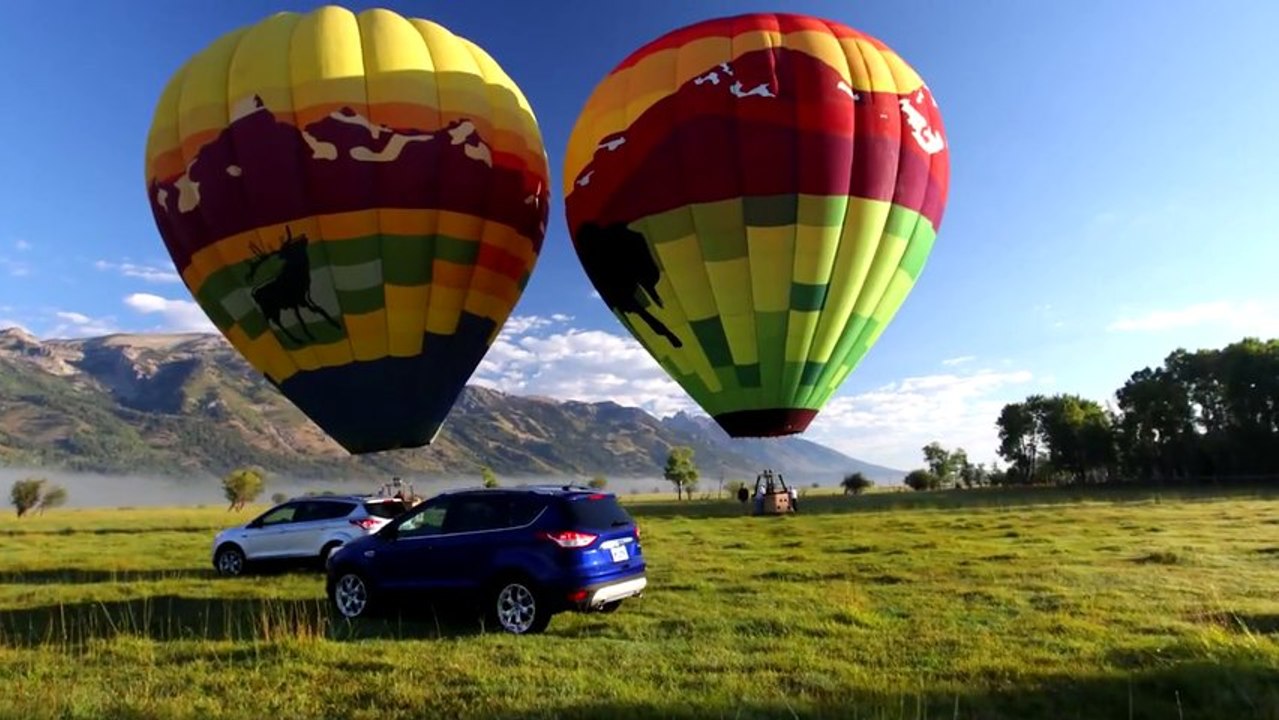 Ils sautent dans le vide de deux Montgolfières!! BASE Jump - GoPro 2013