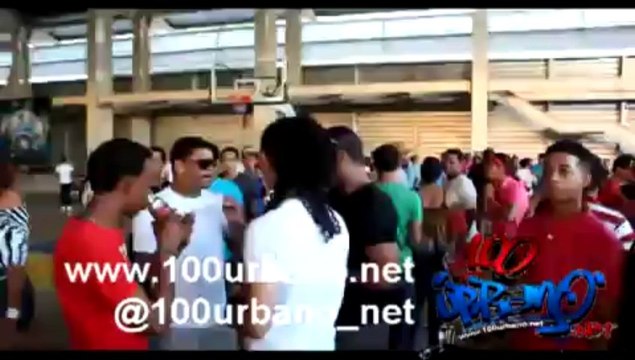 Charlie Valens comparte y se toma fotos con su publico en RapAndBasket 2012