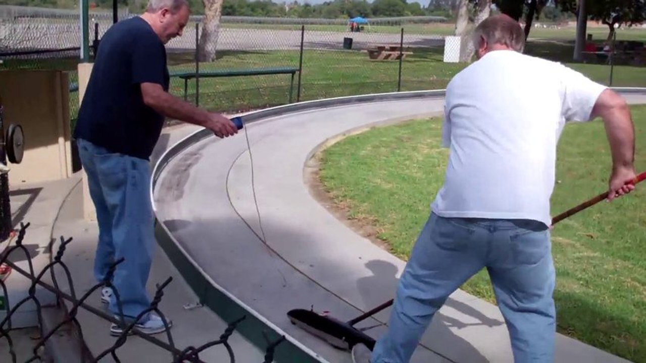Une voiture circulaire roule à 330 km/h