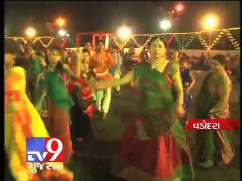 Narendra Modi supporters jumps to his garba song, Vadodara - Tv9 Gujarat
