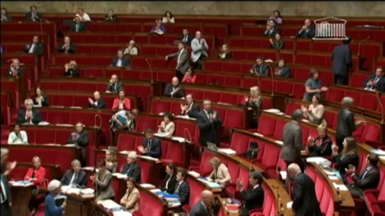 Un député UMP imite la poule pendant l'intervention d'une députée écolo