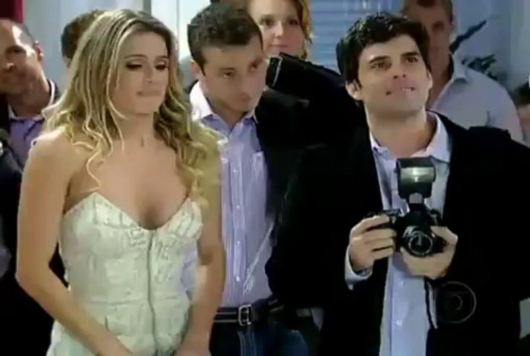 Insensato Coração -- Natálie tira o vestido e vira o centro das atenções na festa