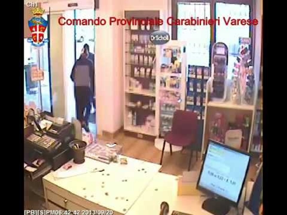 Saronno - (VA) - Il filmato delle rapine in farmacia (08.10.13)
