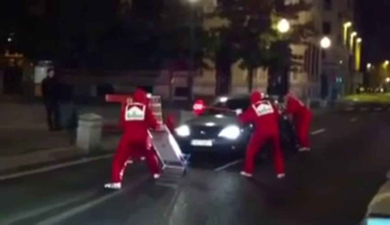Video casero de frikis callejeros disfrazados